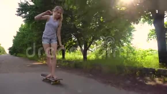 在乡下玩滑板的少女视频的预览图