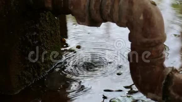 水从管道的裂缝中滴下来视频的预览图