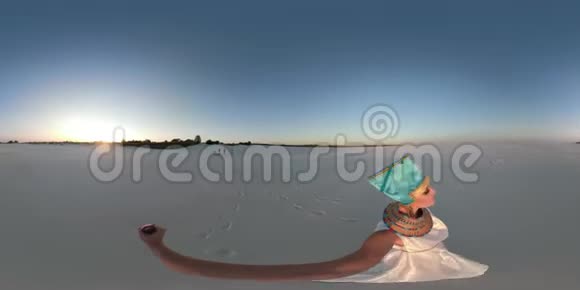 360法老的主妻在雪白的沙漠中行走视频的预览图