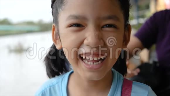 可爱的亚洲小女孩笑着笑着幸福视频的预览图
