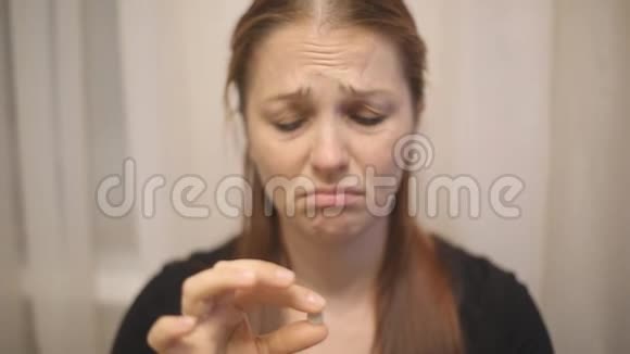 女人吃药喝一杯水视频的预览图