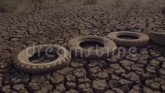在干涸的湖底汽车轮胎在底部视频的预览图