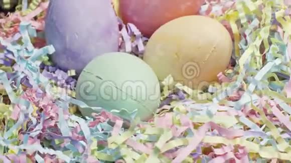 四个复活节彩蛋的彩纸背景视频的预览图