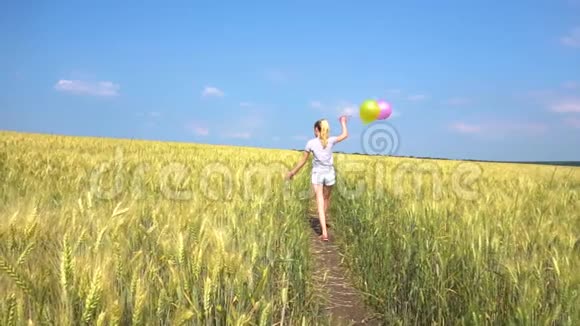 带着气球走路的少女田野和蓝天视频的预览图
