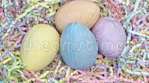 复活节彩蛋在彩色彩纸背景视频的预览图