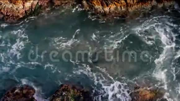 海浪撞击岩石的俯视图视频的预览图