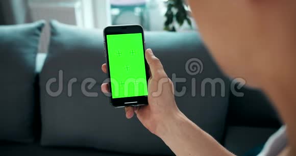 男性擦拭智能手机色度视频的预览图