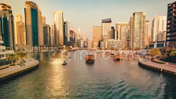 迪拜码头的金色日落视频延时视频的预览图