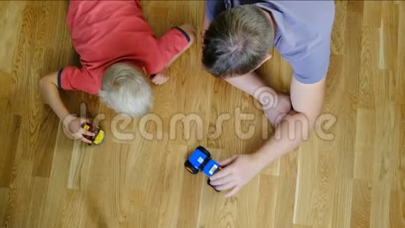父亲与儿子玩耍俯视图家庭观念视频的预览图