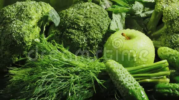 湿蔬菜与落胡萝卜视频视频的预览图