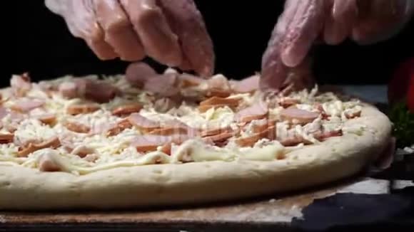 首席的白色硅胶手套准备比萨饼和添加切块香肠比萨饼面团框架传统视频的预览图