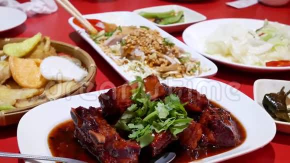 中餐厅餐桌上人们吃开胃菜的动作视频的预览图