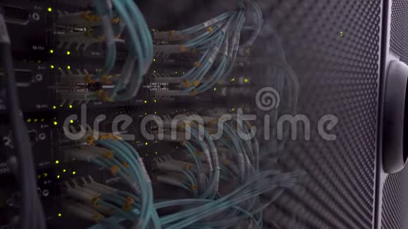 在大数据中心的机架上切断电脑光纤电缆连接器活动指示灯闪烁视频的预览图