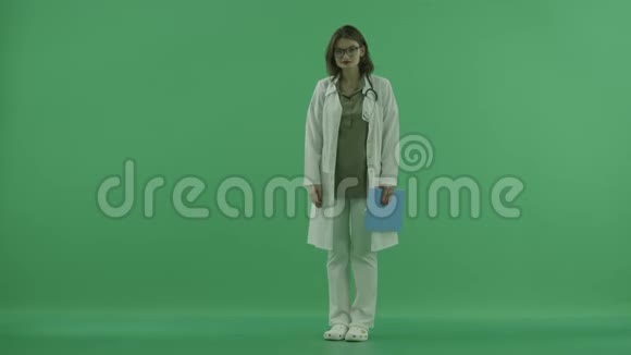 医生指着绿色屏幕上的东西视频的预览图