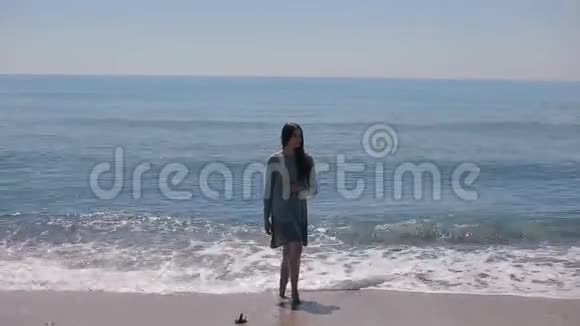 海滩上一个美丽女孩的完整肖像视频的预览图