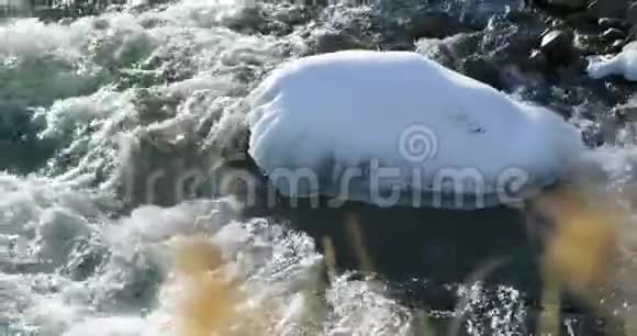 科罗拉多州伊西湖溪雪覆盖岩视频的预览图