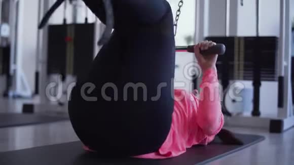 女性在健身房里把体重贴在腿和手上健身房里的人视频的预览图