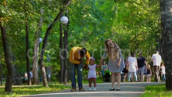 爸爸告诉女儿去公园哪里视频的预览图