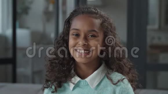 可爱的青春期前非洲女孩在室内微笑视频的预览图