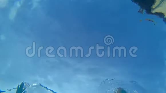 夏日休闲女孩们在泳池里的透明碧水下游泳视频的预览图