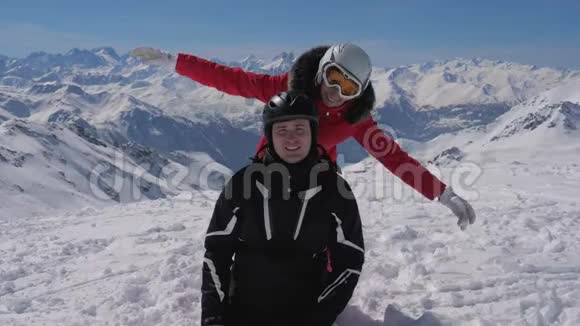 在滑雪胜地的画像中两个滑雪者拥抱亲吻在雪中坠落视频的预览图