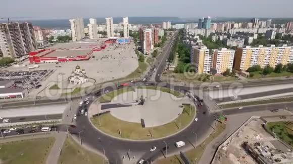 汽车交通和建筑的现代城市空中全景拍摄视频的预览图