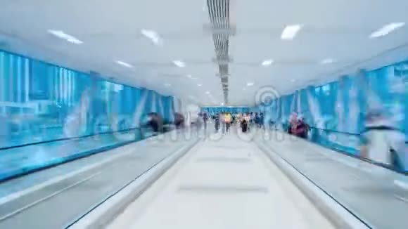 通往迪拜购物中心的人行横道超移视频视频的预览图