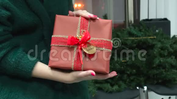 女人拿着圣诞礼物视频的预览图