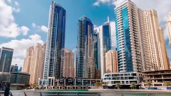 参观迪拜码头2019年的现代摩天大楼延时录像视频的预览图