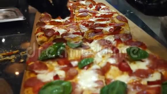 首席黑色硅胶手套准备比萨饼和添加罗勒叶在比萨饼表面框架意大利传统视频的预览图