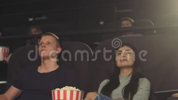 一个男人和一个女孩在电影院看电影一个男人要求安静视频的预览图