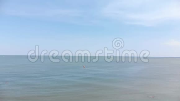 船在海上航行人们在海滩上晒日光浴鸟瞰海滩和大海大海上的波浪海洋海滩视频的预览图