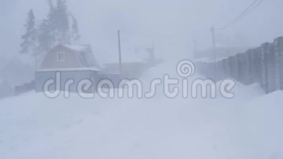 俄罗斯2019年2月暴风雪和大漂移摇摆的乡间小路视频的预览图
