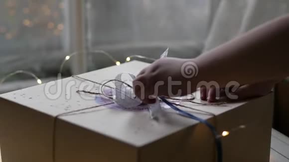 小孩用礼物解开盒子视频的预览图