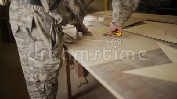 木工木工在车间用文具刀切木皮胶条视频的预览图