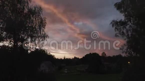 美丽的日出在一个绿色的村庄时间推移视频视频的预览图