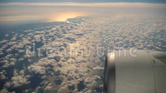 日出时从空中透过飞机的窗户看到蓝天和白云视频的预览图