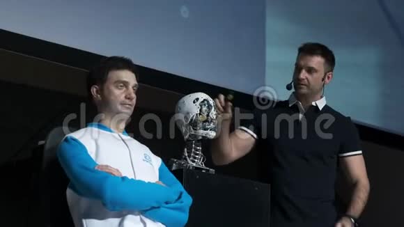 人形机器人男上台机器人和人工智能的创新发展Android系统视频的预览图