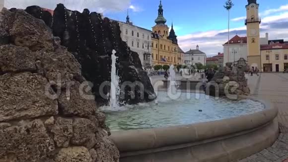 公共喷泉特写在主要广场在班斯卡比斯特里察斯洛伐克视频的预览图