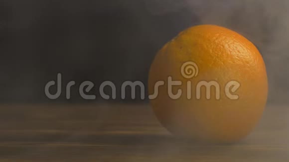 黑色背景上的果汁橙烟雾和凉爽特写慢动作复制空间视频的预览图