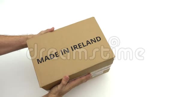 手中盒子上印有爱尔兰文字视频的预览图