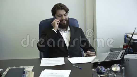 自信而成功的商人在电话里交谈坐在椅子上商务谈判视频的预览图