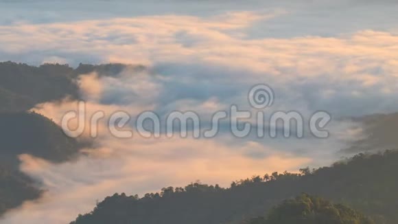 早晨美丽的雾在山上移动时间流逝视频的预览图