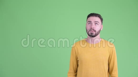 一个满脸胡须的年轻男子站着思考视频的预览图