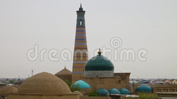 希瓦的高塔和几座寺庙圆顶视频的预览图