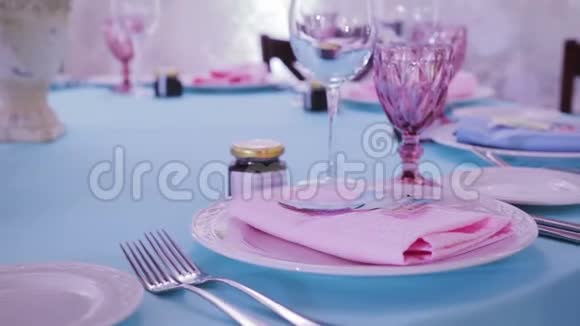 为一个人提供节日餐桌的美丽设计和装饰婚礼的概念视频的预览图