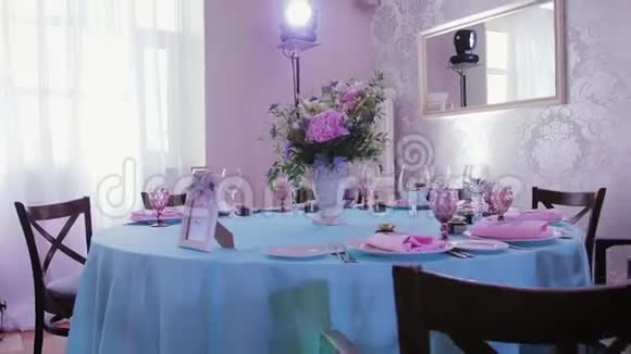 为婚宴装饰大厅和带有菜肴的节日桌视频的预览图