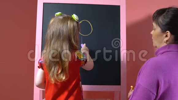 妈妈教女儿用粉笔画画视频的预览图