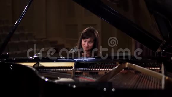 在音乐厅弹钢琴的女孩视频的预览图