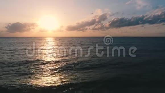 日出过海波和热带海滩新的早晨视频的预览图
